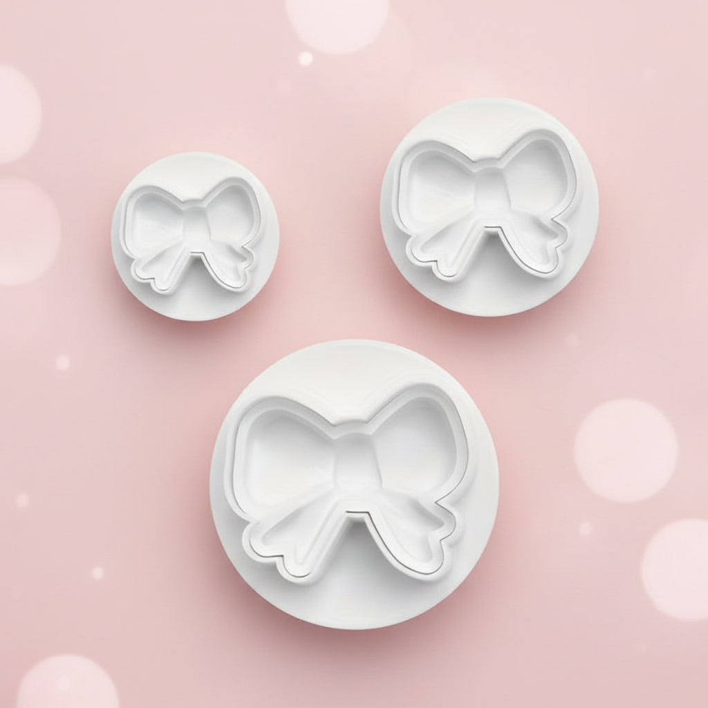 "Resultado de apliques de lazo en fondant usando cortadores push con eyector Vallia Repostería"