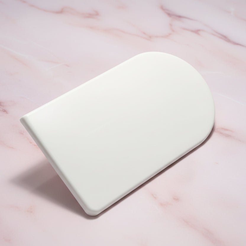 Espátula alisadora de fondant blanca de 15 cm x 8 cm con mango ergonómico. Herramienta esencial para alisar superficies y eliminar burbujas en tortas decoradas.