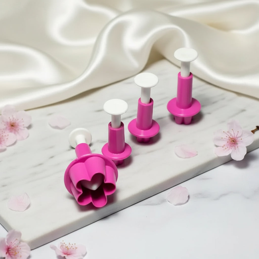 Set de 4 Cortadores con Expulsor en Forma de Flor de Cerezo
