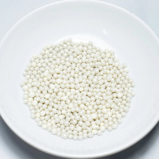 Grageas comestibles coloridas en paquete de 50g para decoración de tortas, cupcakes y galletas. Variedad de colores y tamaños para repostería profesional.