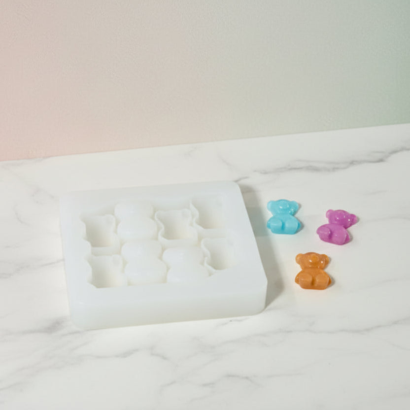 Molde de silicona blanco de 8 cavidades en forma de ositos para resina, gomitas, chocolates o jabones artesanales.