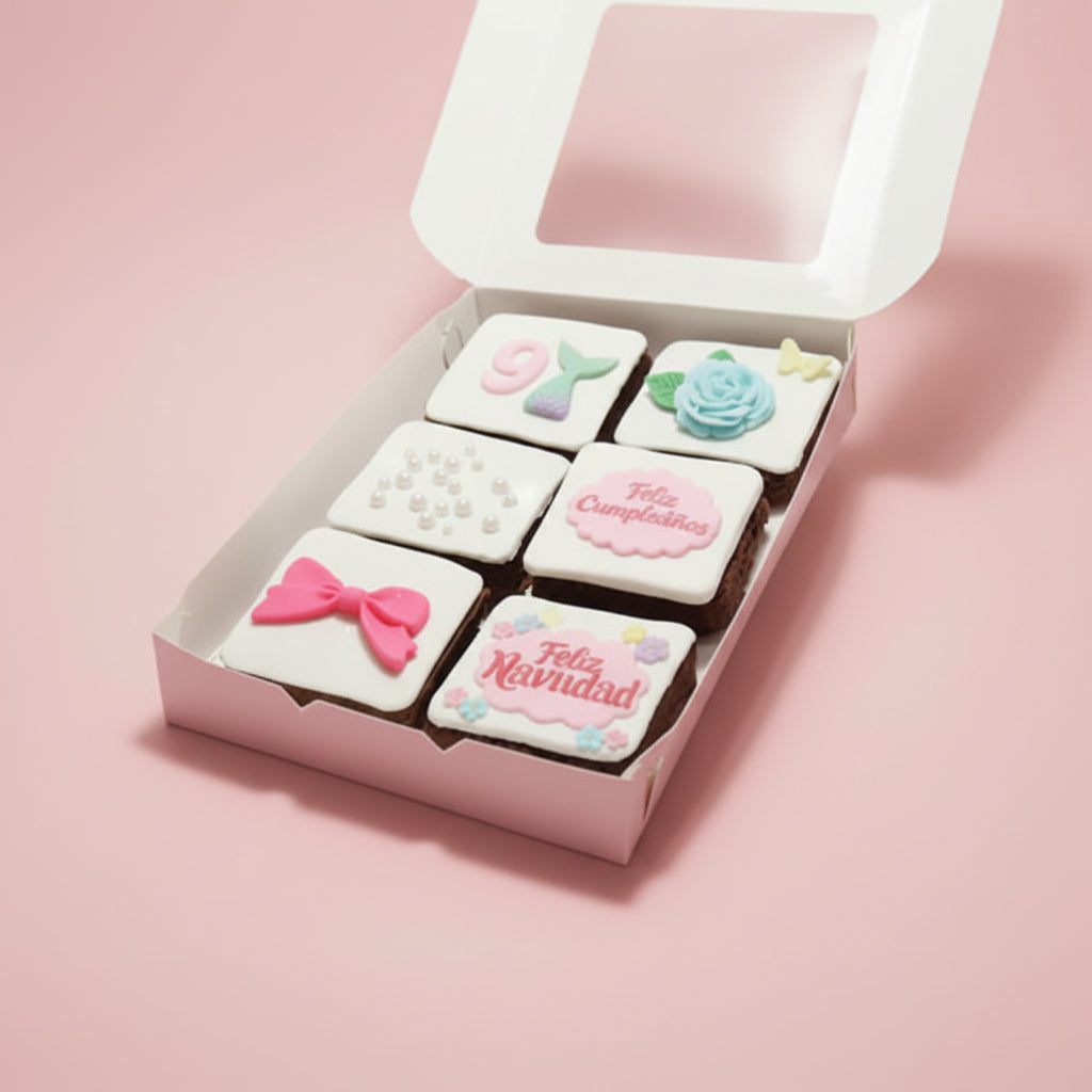 "Minibrownies decorados con fondant y chocolate en formas de flores, corazones y estrellas"