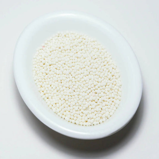 Variedad de grageas comestibles en diferentes colores y tamaños para decoración de repostería. Paquetes de 50 gramos de chispas dulces para tortas y cupcakes.