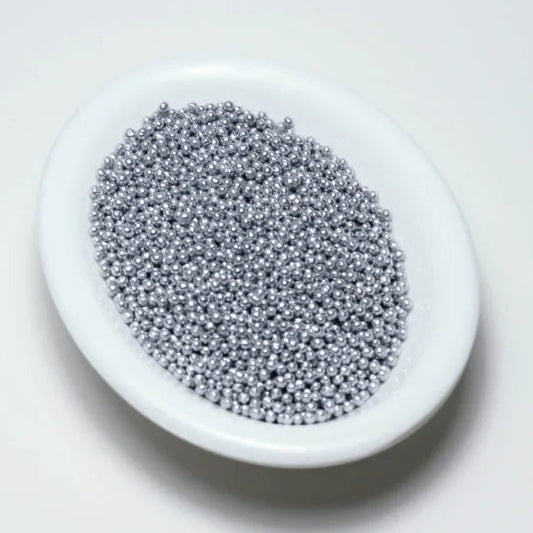 Variedad de grageas comestibles en diferentes colores y tamaños para decoración de repostería. Paquetes de 50 gramos de chispas dulces para tortas y cupcakes.