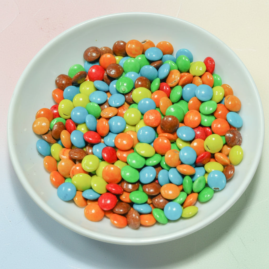 Grageas comestibles coloridas en paquete de 50g para decoración de tortas, cupcakes y galletas. Variedad de colores y tamaños para repostería profesional.
