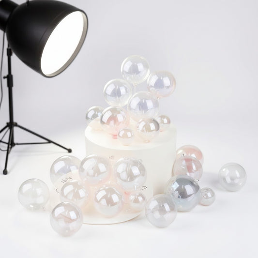 Esferas transparentes decorativas tipo burbuja sobre pastel de boda elegante - Vallia Repostería