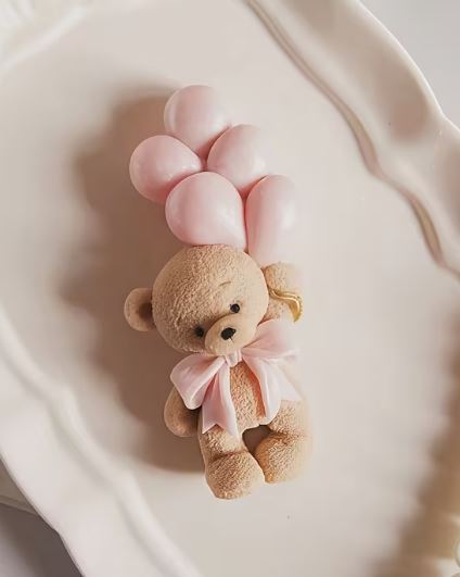 Osito de peluche con globos en fondant elaborado con molde de silicona 3D | Vallia Repostería