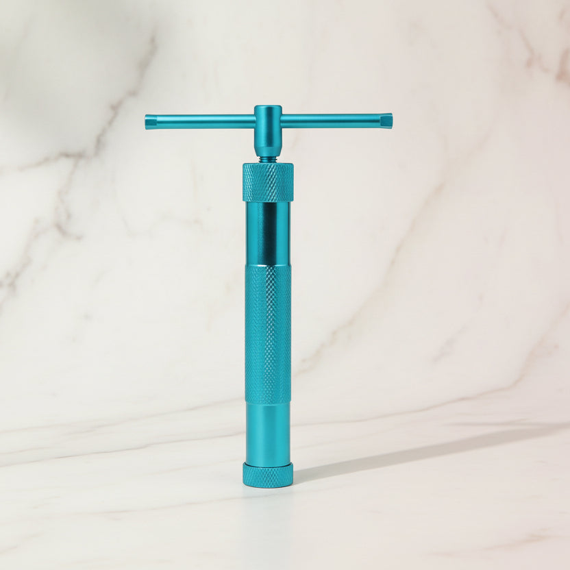 Extrusor metálico azul para fondant y masas - detalle del sistema giratorio