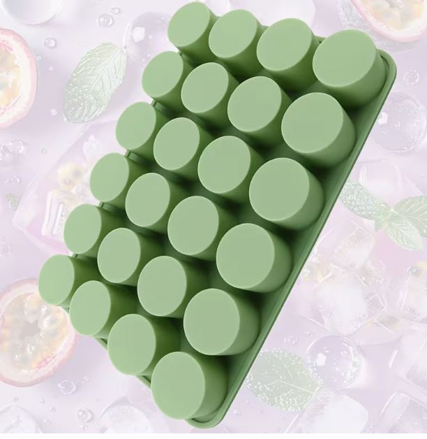 Vista lateral molde de silicona cilíndrico 24 cavidades verde para chocolates y jabones | Vallia Repostería