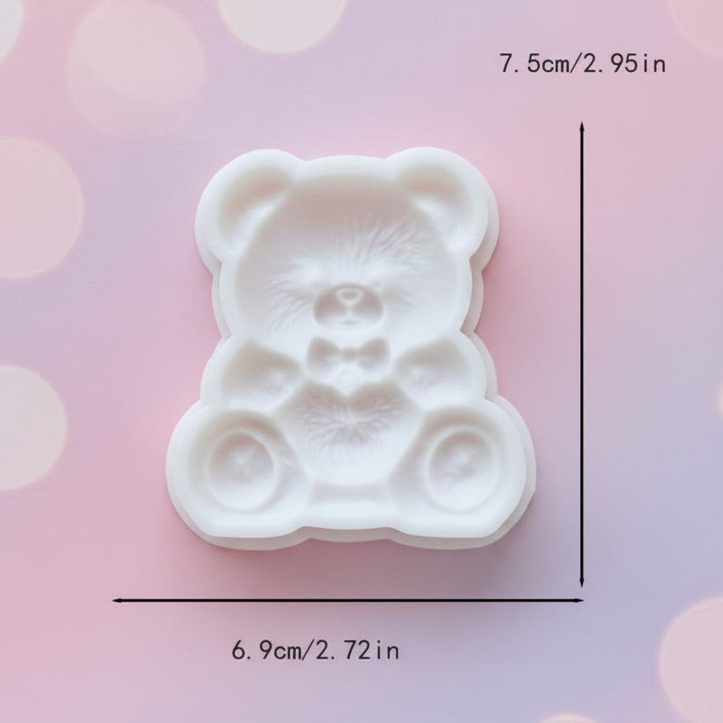 "Detalle de cavidad molde silicona osito peluche con textura de pelaje y corazón central para decoración de tortas y cupcakes"