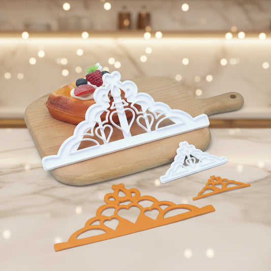 Cortador y marcador de bordes con diseño de tiara y corazones real, ideal para decoración elegante de tortas de bodas y quinceañeras.
