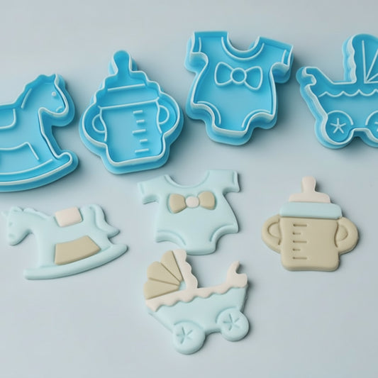 Set de 4 cortadores con expulsor para Baby Shower. Incluye formas de caballito, biberón, body y cochecito para fondant y galletas.