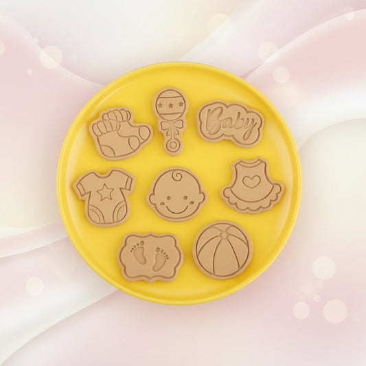 "Detalle de cortadores y sellos para baby shower con diseños de sonajero, biberón y body"