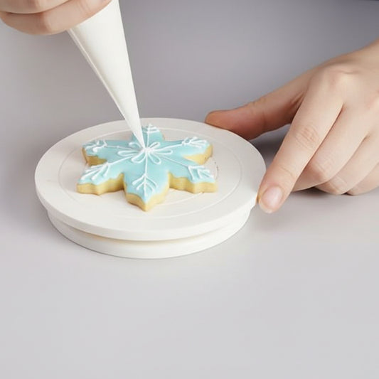Plato giratorio rosa de 14 cm para decoración de galletas y repostería detallada. Base giratoria 360 grados con guías circulares para centrar figuras de fondant y cupcakes.