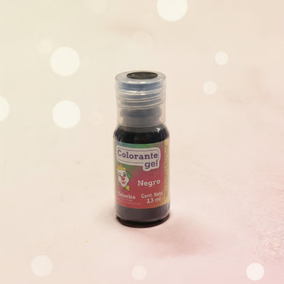 Colorante en gel Colorisa color negro en frasco dosificador 13 gr con fondo bokeh crema – colorante para fondant y buttercream - Vallia Reposteria