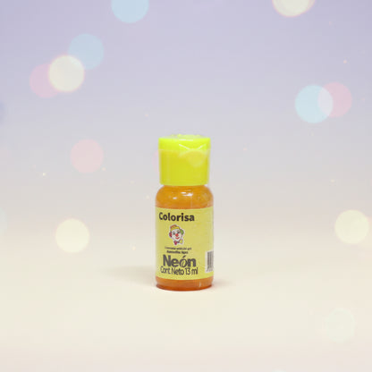 Colorante en gel neón Colorisa color amarillo en frasco dosificador 13 ml con fondo bokeh pastel – colorante comestible para repostería - Vallia Reposteria