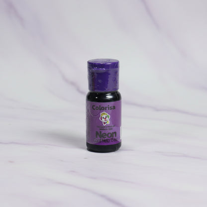 Colorante en gel neón Colorisa color violeta en frasco dosificador 13 ml sobre fondo mármol blanco – colorante para fondant y merengues - Vallia Reposteria 