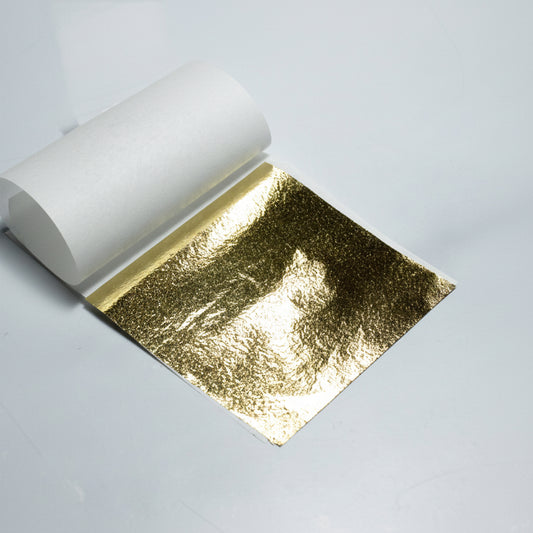 Lámina de oro comestible sobre pastel elegante decorado por Vallia Repostería