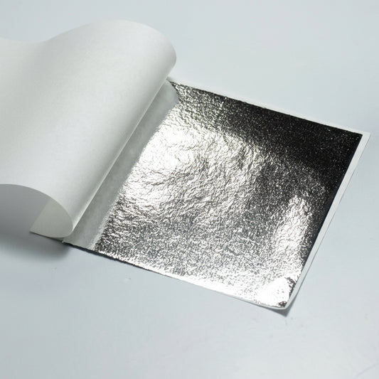 Lámina de plata comestible sobre pastel elegante decorado por Vallia Repostería