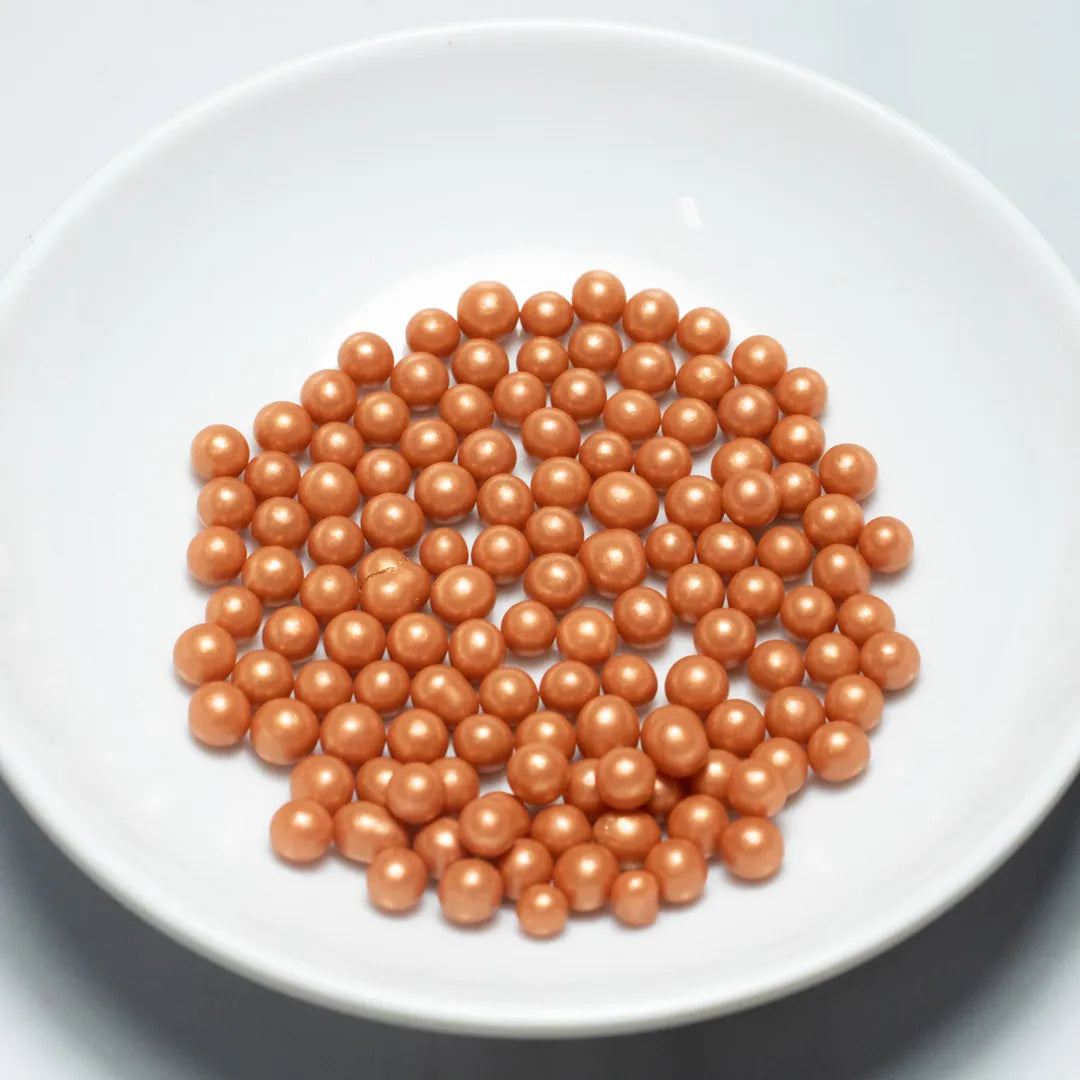 Grageas comestibles coloridas en paquete de 50g para decoración de tortas, cupcakes y galletas. Variedad de colores y tamaños para repostería profesional.