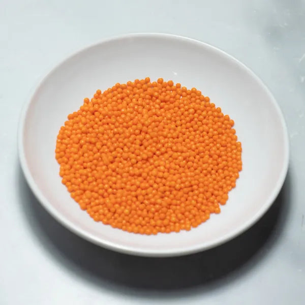 Grageas comestibles coloridas en paquete de 50g para decoración de tortas, cupcakes y galletas. Variedad de colores y tamaños para repostería profesional.