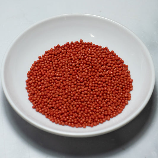 Grageas comestibles coloridas en paquete de 50g para decoración de tortas, cupcakes y galletas. Variedad de colores y tamaños para repostería profesional.