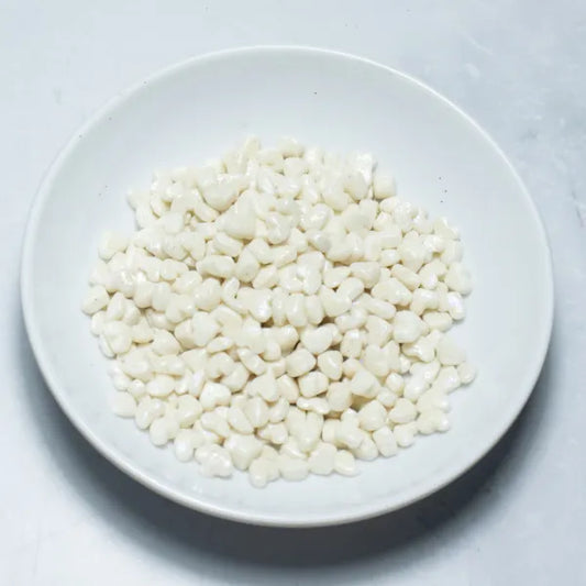 Grageas comestibles coloridas en paquete de 50g para decoración de tortas, cupcakes y galletas. Variedad de colores y tamaños para repostería profesional.