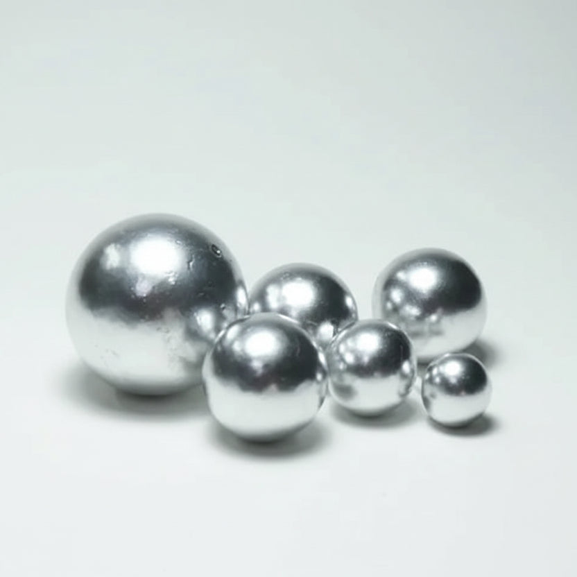 Cascada de mini globos decorativos en tonos pasteles sobre una torta de cumpleaños - Vallia Repostería