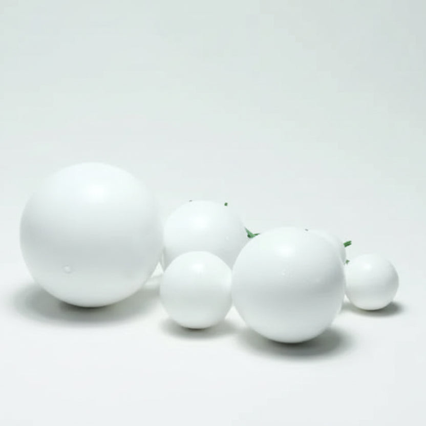 Cascada de mini globos decorativos en tonos pasteles sobre una torta de cumpleaños - Vallia Repostería