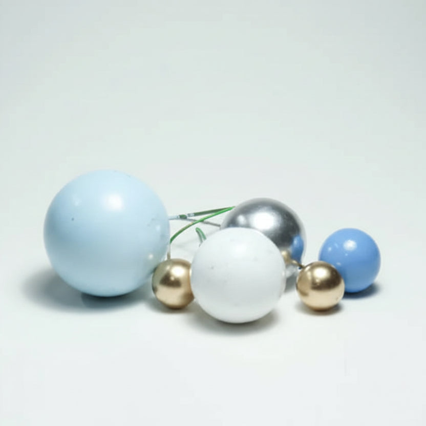 Cascada de mini globos decorativos en tonos pasteles sobre una torta de cumpleaños - Vallia Repostería