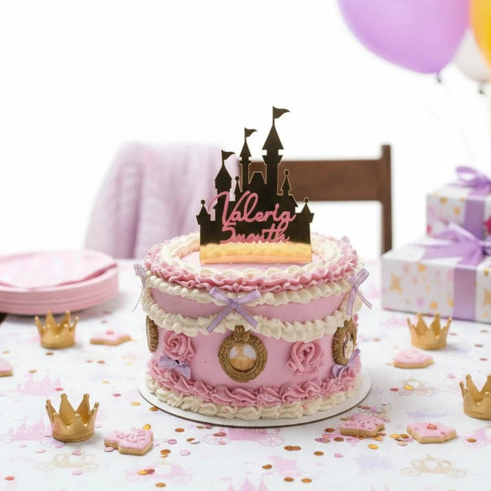 Topper acrílico personalizado sobre torta de bodas con acabado plateado – Vallia Repostería