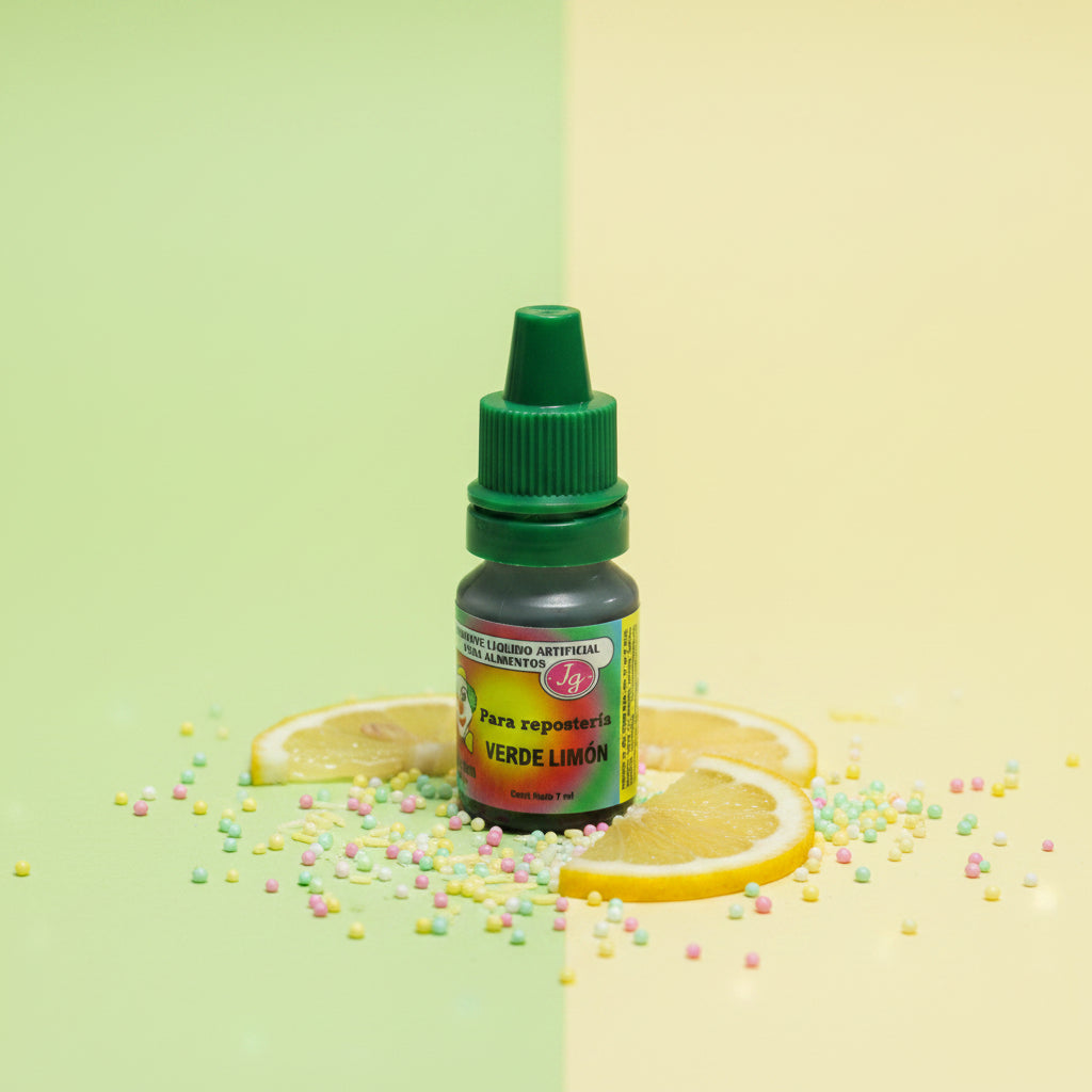 Colorante líquido hidrosoluble Colorisa verde limón con frasco gotero sobre fondo bicolor y rodajas de limón – colorante para repostería - Vallia Reposteria