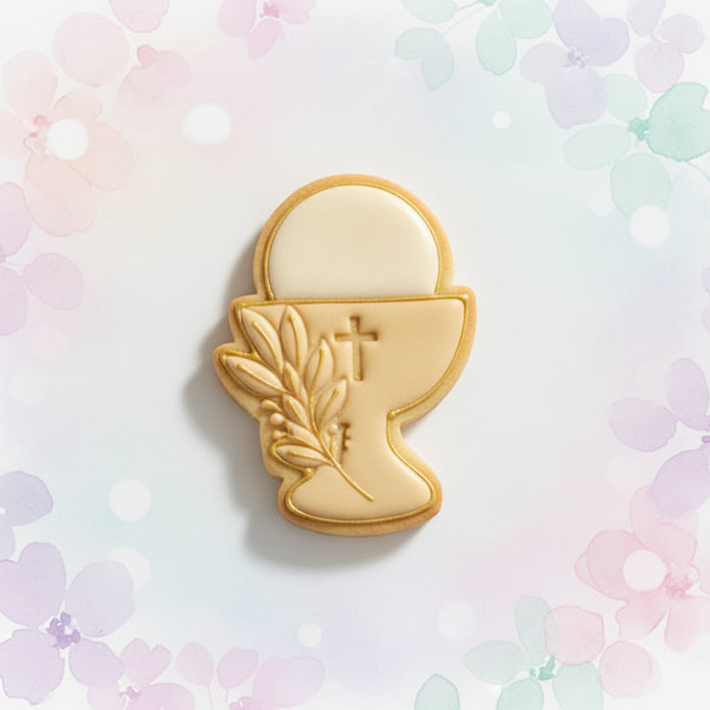 Cortador con sello marcador para galletas modelo cáliz sagrado 8 cm con galleta decorada en royal icing dorado sobre fondo pastel con flores – para Primera Comunión - Vallia Reposteria