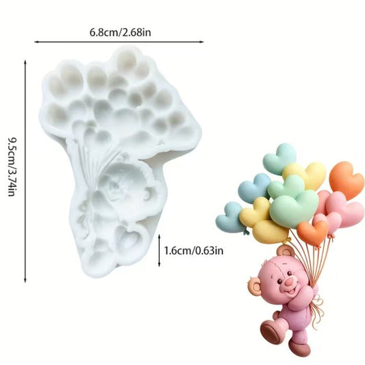 Molde de silicona blanco con diseño de osito abrazando globos en forma de corazón, medidas de 9.5 cm x 6.8 cm, ideal para decoraciones de repostería y manualidades.
