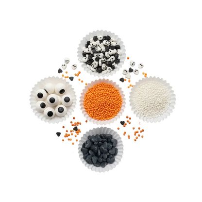 Capacillos con grageas de Halloween de Vallia Repostería: ojitos comestibles, calaveras y fantasmas, corazones negros y grageas naranjas y blancas