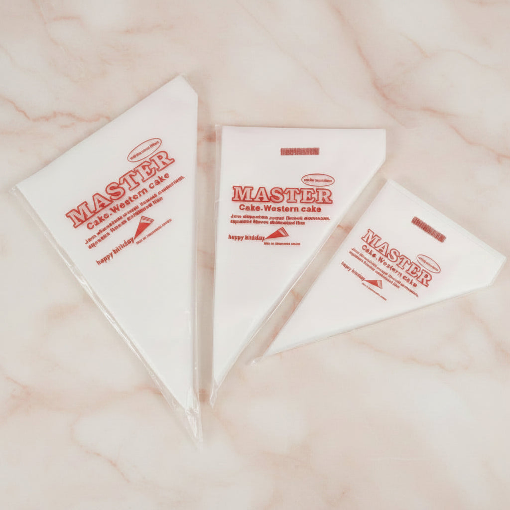 Tres mangas pasteleras desechables MASTER tamaños S M y L sobre fondo mármol rosa – paquete x10 unidades para decoración de tortas y repostería - Vallia Reposteria