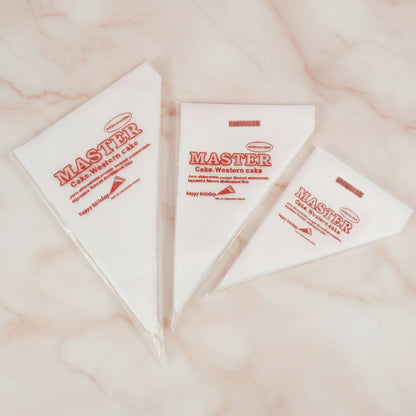 Tres mangas pasteleras desechables MASTER tamaños S M y L sobre fondo mármol rosa – paquete x10 unidades para decoración de tortas y repostería - Vallia Reposteria