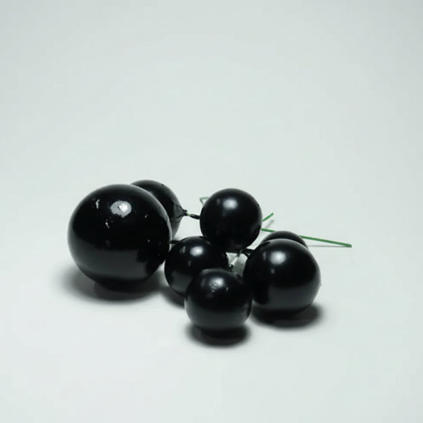 Cascada de mini globos decorativos en tonos pasteles sobre una torta de cumpleaños - Vallia Repostería