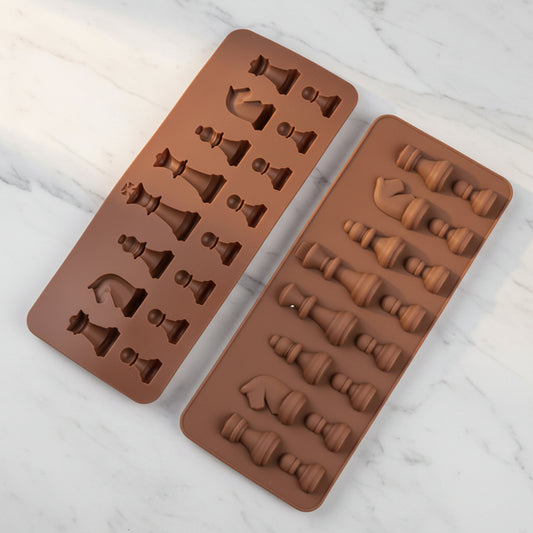 Dos moldes de silicona con 16 fichas de ajedrez 3D sobre mármol para chocolates y fondant | Vallia Repostería