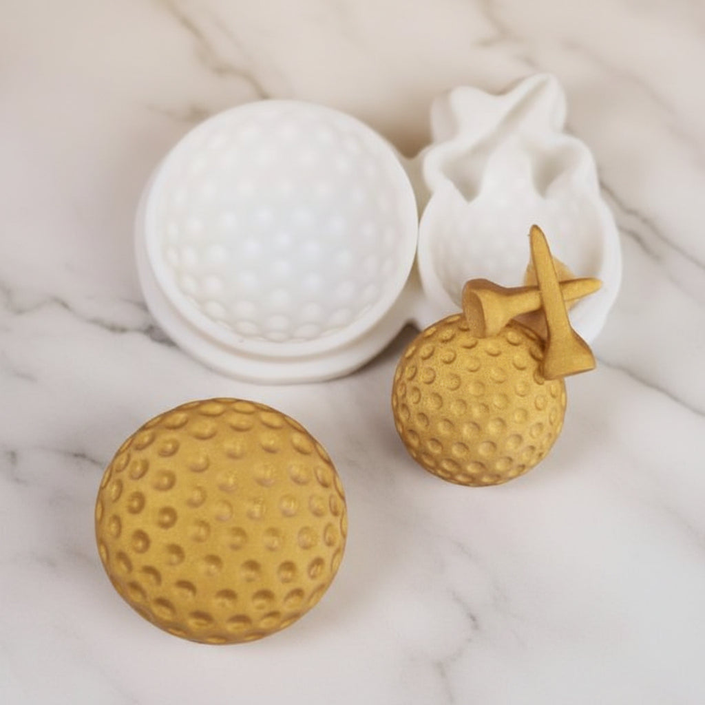 Molde de silicona de bola de golf y tees 3D con resultado en fondant dorado sobre mármol | Vallia Repostería