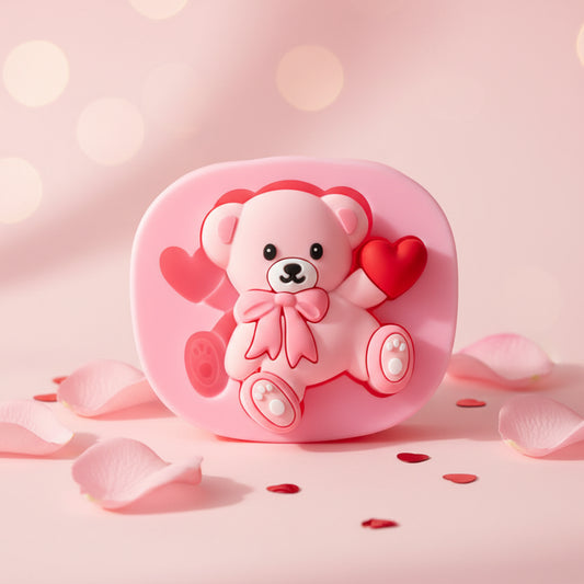 Molde de silicona rosa de osito con corazón y lazo en relieve 3D sobre fondo rosa con pétalos de rosa – para chocolates fondant y repostería romántica - Vallia Reposteria