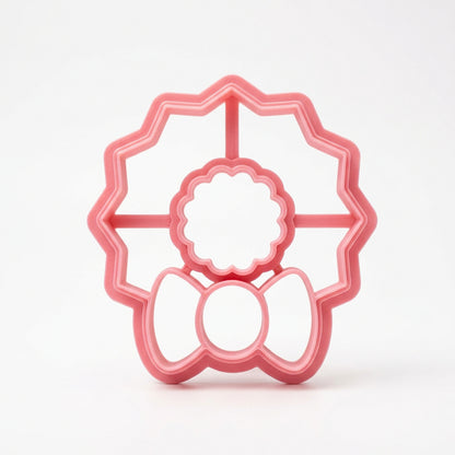 Cortador de galletas Vallia Repostería con forma de corona navideña y lazo, ideal para repostería festiva.