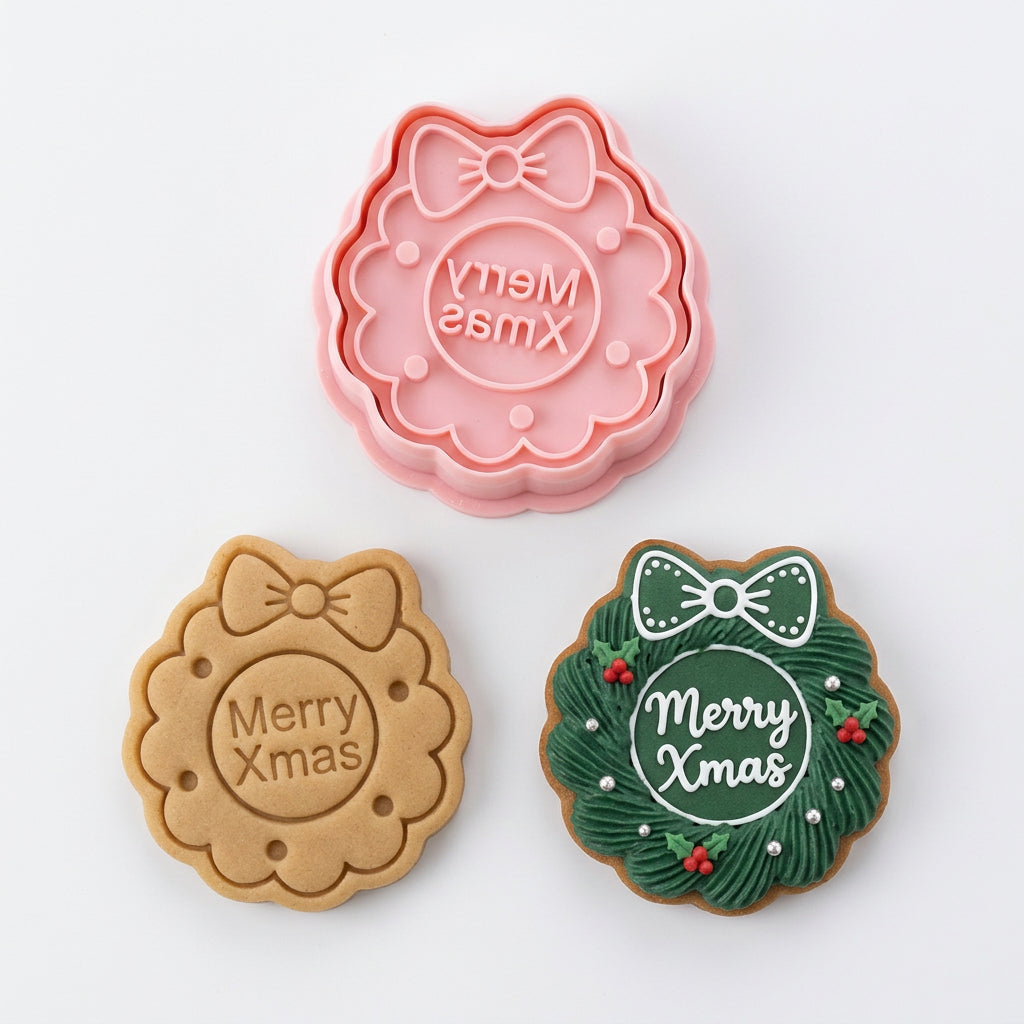 Cortador de galletas Vallia Repostería con diseño de corona navideña y mensaje Merry Xmas en plástico rosa