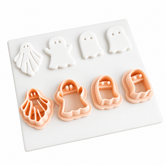 Set de 4 cortadores de galletas Vallia Repostería con formas de fantasmas en color blanco y durazno sobre base blanca