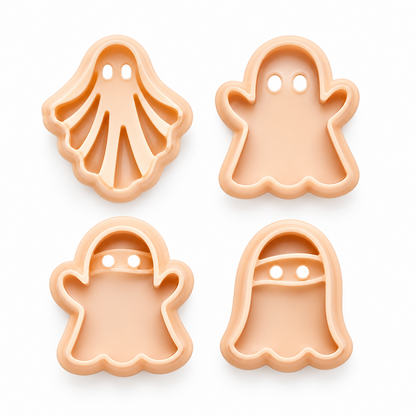 Set de 4 cortadores de galletas con formas de fantasmas de Vallia Repostería sobre una tabla de madera.
