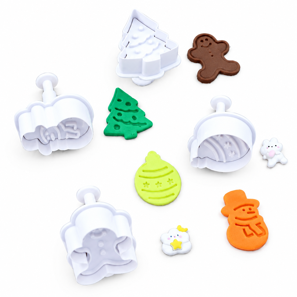 Set de 4 cortadores de galletas navideñas Vallia Repostería con diseños de árbol, jengibre, muñeco de nieve y esfera.