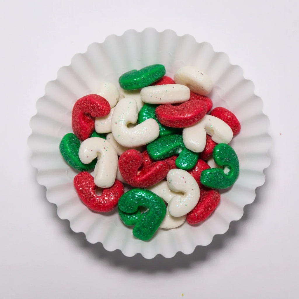 Gragea Navideña de Vallia Repostería en colores rojo, verde y blanco con acabado brillante en un capacillo de papel