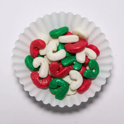 Gragea Navideña de Vallia Repostería en colores rojo, verde y blanco con acabado brillante en un capacillo de papel