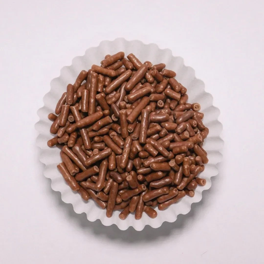 Grageas de chocolate tipo barrilitos de Vallia Repostería en un capacillo blanco para decoración de postres