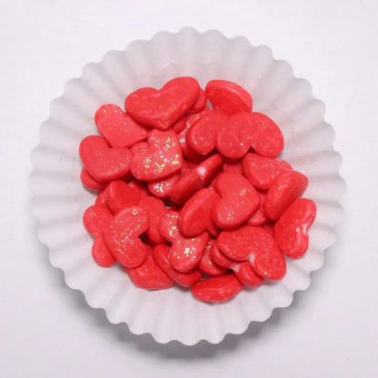 Grageas de Corazón rojas con destellos brillantes de Vallia Repostería en un capacillo blanco para decoración